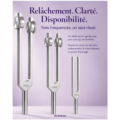 Rituel Trio Complet MySOEVA avec trois diapasons 128Hz, 256Hz et 512Hz sur fond violet clair.